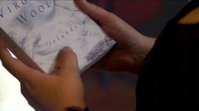 The book Orlando by Virgina Woolf Susie Putnam (Lachlan Watson) in The New Adventures of Sabrina S01E09