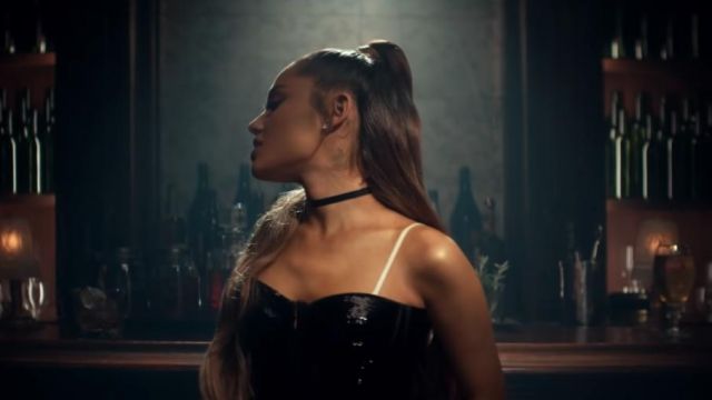 Micro tour de cou porté par Ariana Grande, dans son breathin vidéo clip