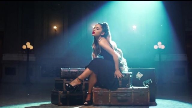 The shoes Jimmy Choo of Ariana Grande in the clip breathin