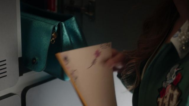 The handbag turquoise blue Lu (Danna Paola) in Elite S01E07