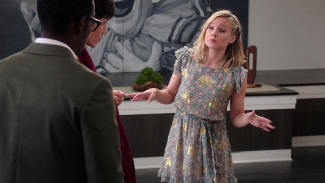 The dress flower of Eleanor Shellstrop (Kristen Bell) in The Good Place (S03E07)