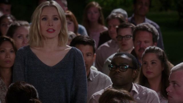 The v neck sweater from Eleanor Shellstrop (Kristen Bell) in The Good Place (S03E07)