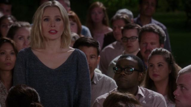 Le pull col v de Eleanor Shellstrop (Kristen Bell) dans The Good Place (S03E07)