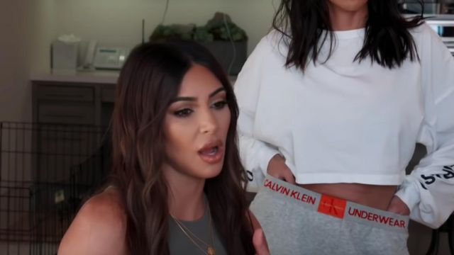 Calvin Klein Pantalon porté par Kourtney Kardashian en accord avec les Kardashians (S15E12)