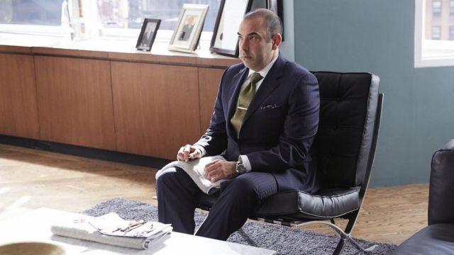 The armchair Barcelona used by Louis Litt (Rick Hoffman) in Suits : lawyers-to-measure S04E11