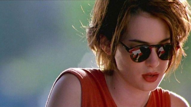 Les lunettes de soleil portées par Lelaina Pierce (Winona Ryder) dans Génération 90