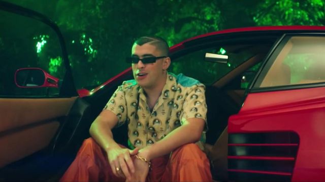 Gucci Viva! Vol­ley­ball print silk bow­ling shirt worn by Bad Bunny in Te Guste Music Video feat. Jennifer Lopez