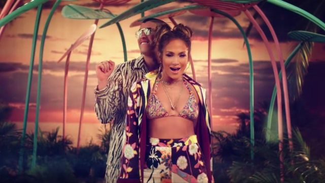La veste et le pantalon Etro en soie à imprimés fleuris de Jennifer Lopez dans la vidéo de Te Guste (feat. Bad Bunny)