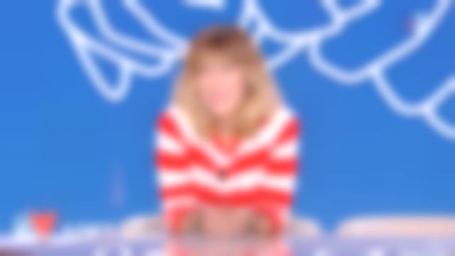 The sweater red and white of Daphne Bürki in I love you etc... the 27/09/2018