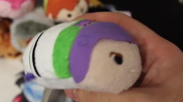 Le Tsum Tsum de Buzz l'Éclair dans Toy Story de Wonder Hook dans la video Tsum Tsum -The Lion King [HD]