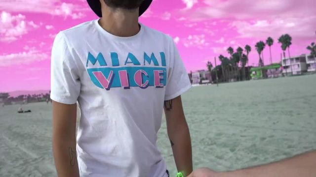 Le t-shirt Miami Vice porté par Rico dans le clip Bizness de Lorenzo