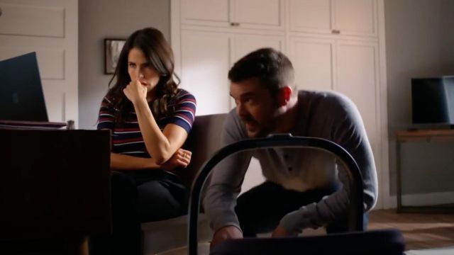 Le top rayé Frame porté par Laurel Castillo (Karla Souza) dans Murder S05E07