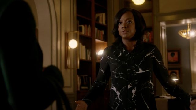 La blusa negra con estampado de mármol Akris usada por Annalise Keating (Viola Davis) en Murder S05E07
