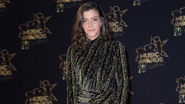 La Robe Drapée Noire Et Dorée De Camille Lellouche Dans Nrj