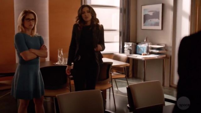 Skirt blue Sandro worn by Felicity Smoak (Emily Bett Rickards) in Arrow S07E05