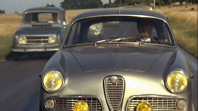 La voiture Alfa Romeo Giulietta Sprint de 1959 conduite par Pierre Bérard (Michel Piccoli) dans le film Les choses de la vie