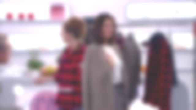 Le manteau à carreaux C&A du mannequin dans la rubrique mode de C'est au programme du 13.11.2018