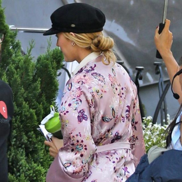 Rose Floral Kimono porté par Emily Nelson (Blake Lively) comme on le voit dans Une Simple Faveur Set