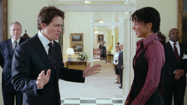 La cravate noire à pois portée par The Prime Minister (Hugh Grant) dans Love Actually