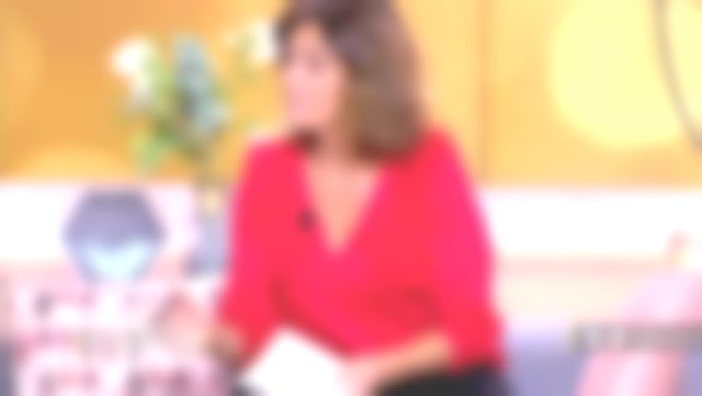 The blouse V-neck ruffled of Faustine Bollaert in It starts today the 14.11.2018
