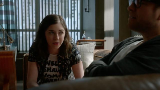 Alice + Olivia Cicely 'Well Behaved Women' Crewneck Graphic Classic Tee usada por Cable McCrory (Annabelle Attanasio) como se ve en Bull (S02E22)