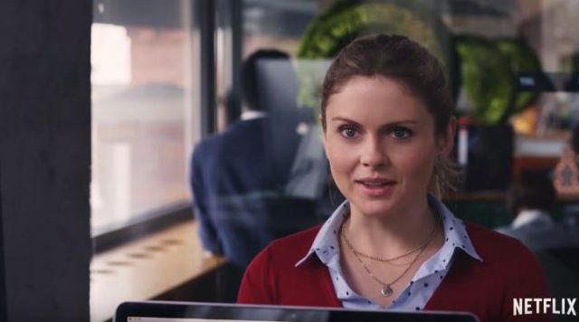 The necklace worn by Amber (Rose McIver) in A Christmas Prince
