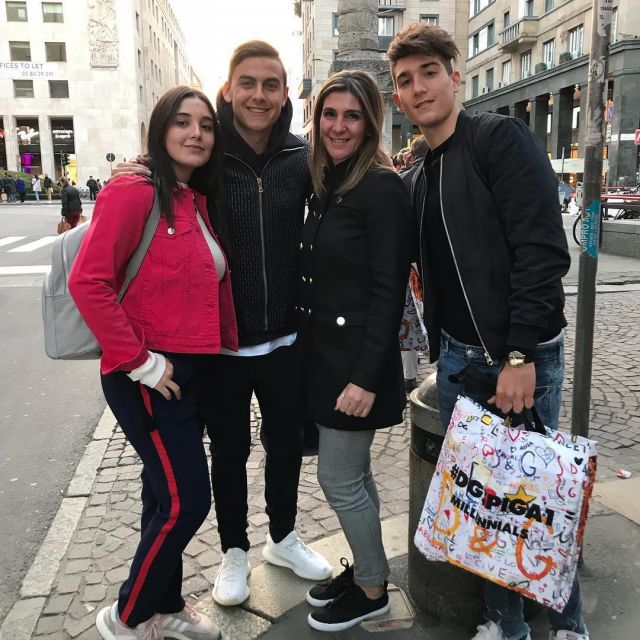 Sneakers Adidas Yeezy Boost 350 V2 "cream" of Paulo Dybala on the account instagram @paulodybala