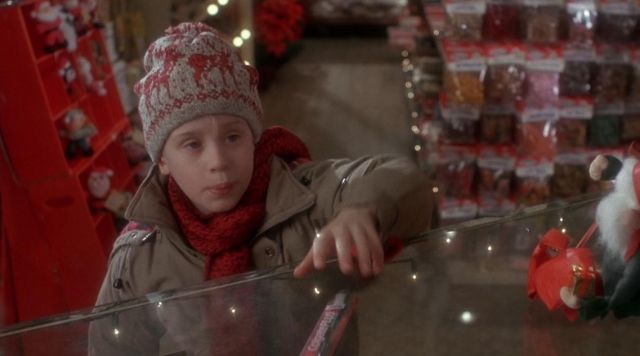 The replica of the beanie "reindeer" worn by Kevin McCallister (Macaulay Culkin) in the movie Mama I missed the plane