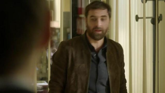 Le bomber en daim marron de Gabriel Sarda (Grégory Montel) dans Dix Pour Cent S03E02