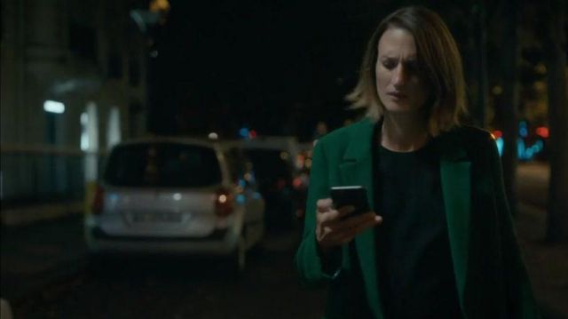 Le manteau vert porté par Andréa Martel (Camille Cottin) dans Dix Pour Cent S02E02