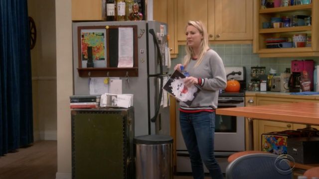 Sweatshirt grey Joy worn by Penny (Kaley Cuoco) in The Big Bang Theory S12E09