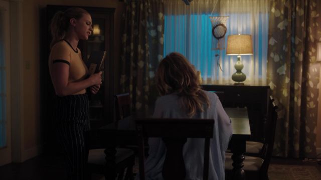 The pants striped Reformation brought by Betty Cooper (Lili Reinhart) in Riverdale S03E04