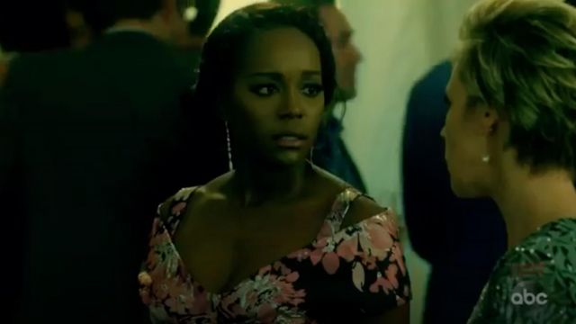 La robe noire à fleurs roses Dolce & Gabbana portée par Michaela Pratt (Aja Naomi King) dans Murder S05E08