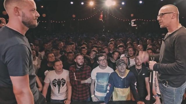 La cazadora Fila amarilla que lleva una persona en la audiencia del video Rap Contenders 13: Wojtek vs Hermano Salvatore