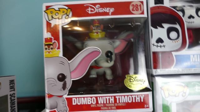 La funko pop de Dumbo avec Timothy de Ptikouik dans la video TOUTE MA COLLECTION DE FUNKO POP !!