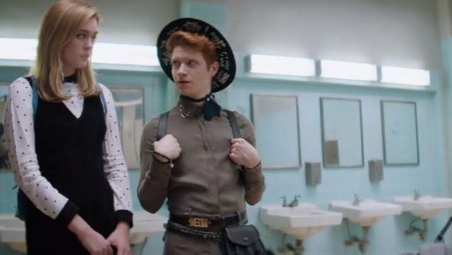 The belt "Meow" Heather Duke (Brendan Scannell) in Heathers S1E4