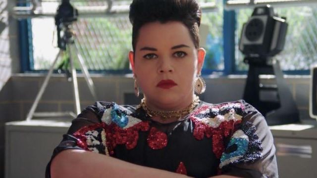 La robe noire imprimés yeux et bouches Di$count Univer$e de Heather Chandler (Melanie Field) dans Heathers S01E06