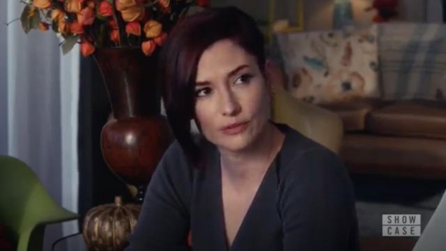 Le pull gris Club Monaco porté par Alex Danvers (Chyler Leigh) dans Supergirl S04E06