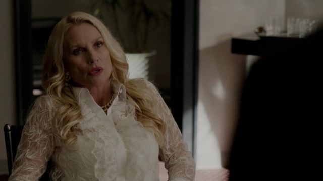 The white blouse with lace and frilly Roberto Cavalli worn by Alexis Carrington (Nicollette Sheridan) in Dynasty S02E05