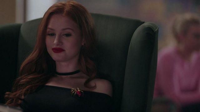 Pin spider carried by Cheryl Blossom (Madelaine Petsch) in Riverdale S02E03