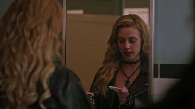 Young Alice Cooper's (Lili Reinhart) pendant as seen in Riverdale S03E04