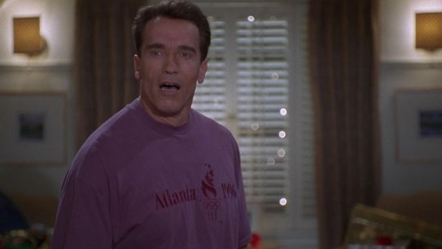 Le t-shirt violet des Jeux Olympiques d'Atlanta 1996 porté par Howard Langston (Arnold Schwarzenegger) dans La Course au jouet