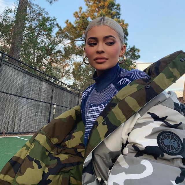 The coat reversible camouflage Kylie Jenner on the account instagram @kyliejenner