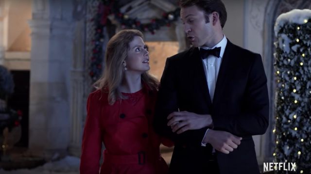Le trench coat rouge porté par Amber (Rose McIver) dans A Christmas Prince: The Royal Wedding