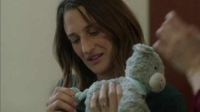 The donkey musical plush Kaloo of Andrea Martel (Camille Cottin) in Ten Percent S03E03