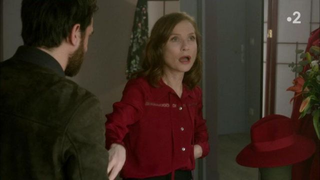 Sombrero rojo de Isabelle Huppert en Dix Pour Cent S03E04