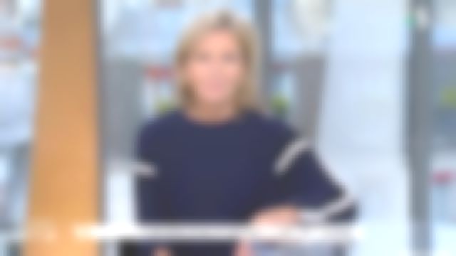 The cashmere sweater of Claire Chazal in free Entry