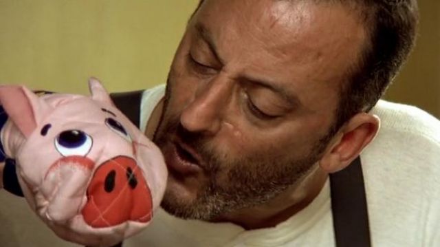 The oven glove pink pig shape used by Leon (Jean Reno) in Leon