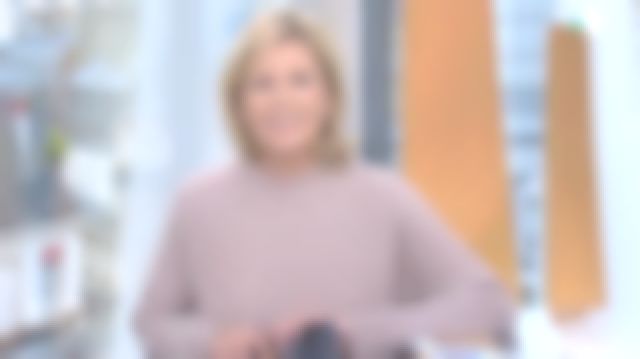 The sweater collar devoured by Claire Chazal in free Entry to the 20/11/2018