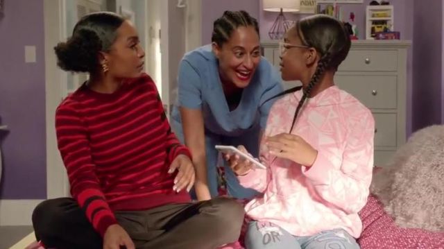 Le pull rouge rayé de Zoey Johnson (Yara Shahidi) dans black-ish (S05E02)